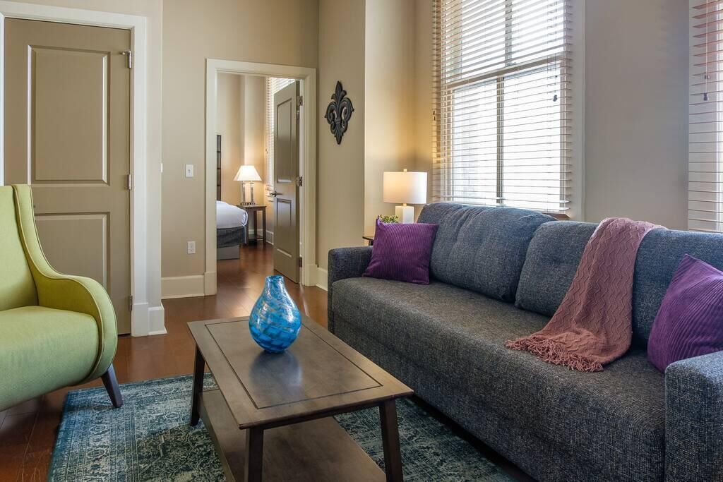 Frontdesk | Central 1BR Apt near Entertainment