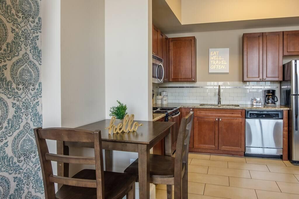 Frontdesk | Central 1BR Apt near Entertainment