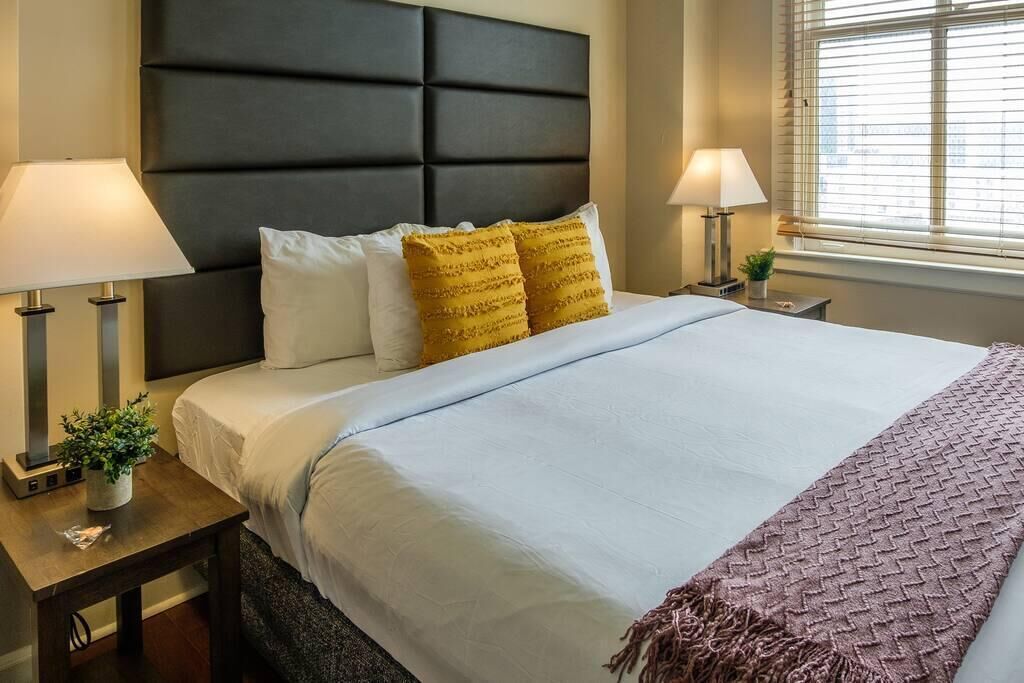 Frontdesk | Central 1BR Apt near Entertainment