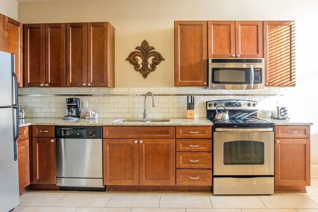 Frontdesk | Beautiful + Bright 1 BR Apt