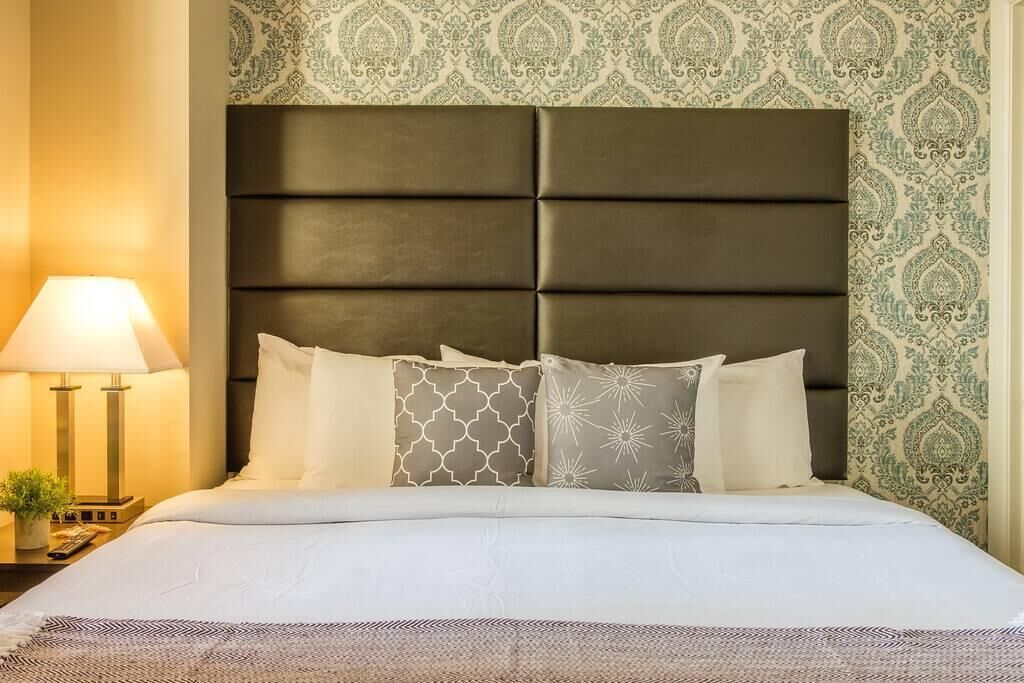 Frontdesk | Beautiful + Bright 1 BR Apt