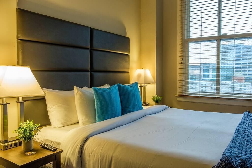 Frontdesk | Iconic 1BR Apt | Walk to Downtown