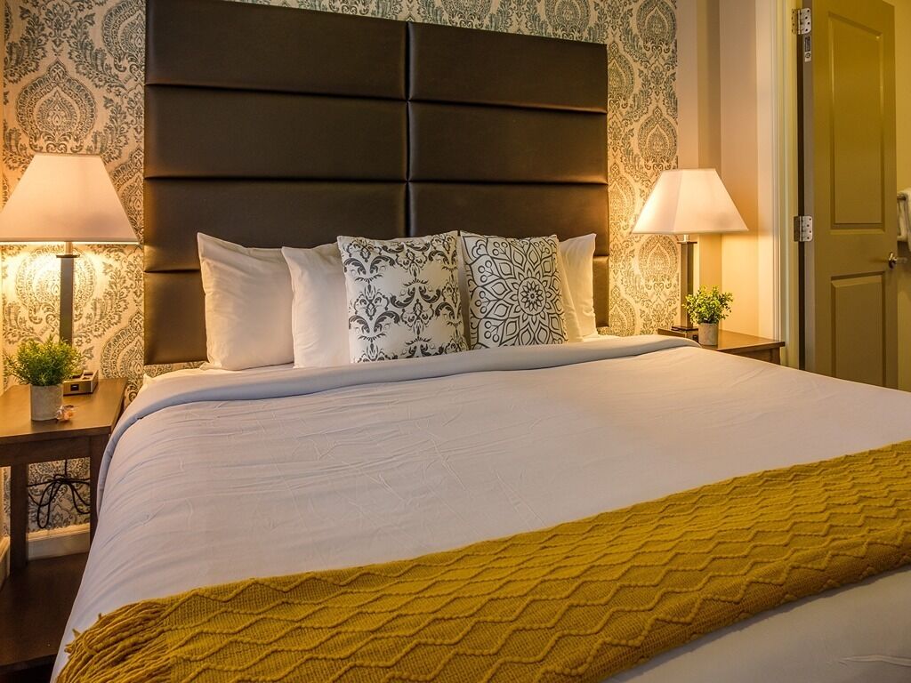 Frontdesk | Fully-Furnished 1BR Apt near Dining