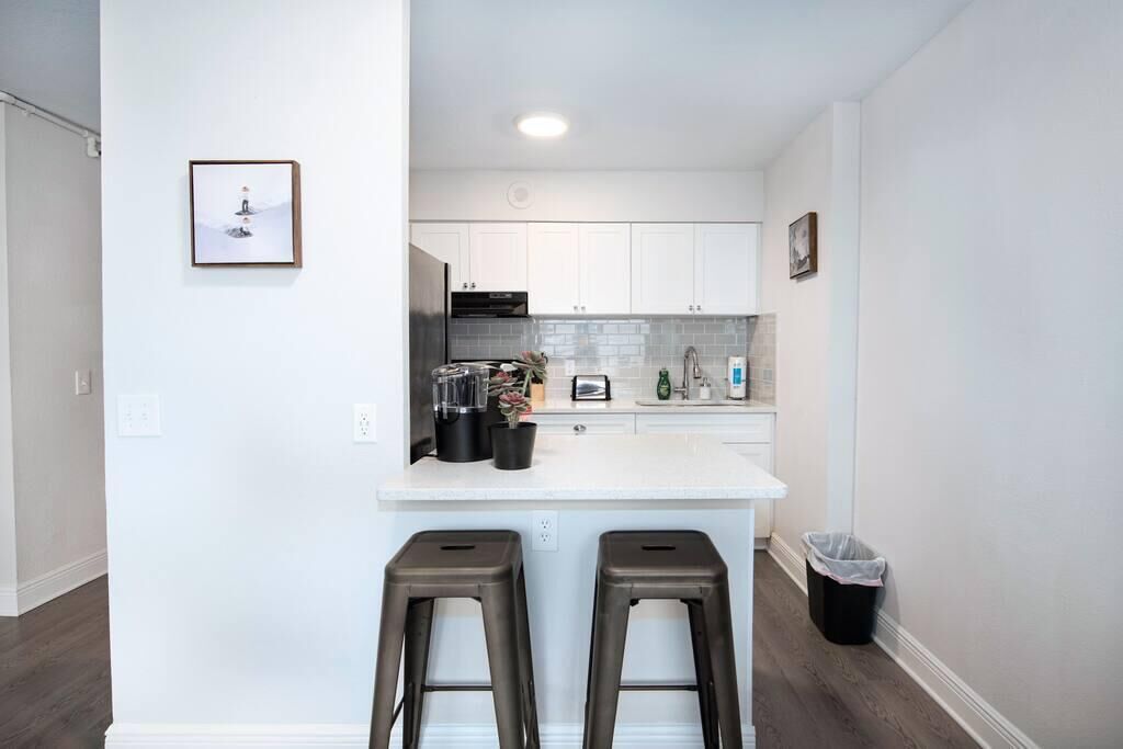 Frontdesk | Bright & Spacious 1BR Apt
