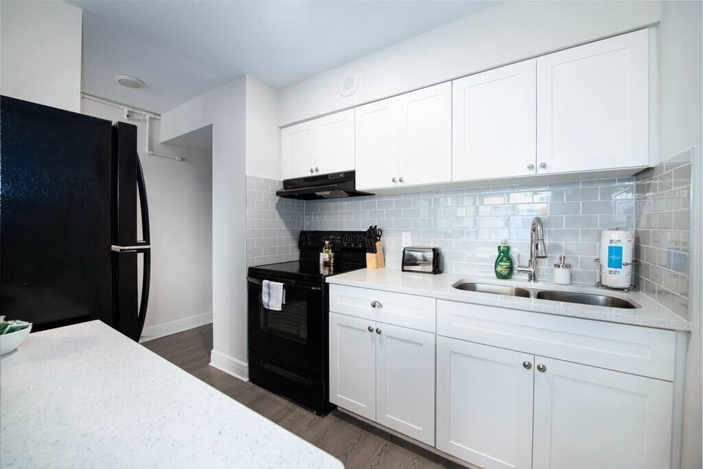 Frontdesk | Bright & Spacious 1BR Apt