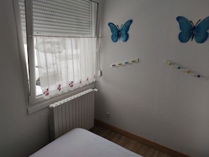 2 habitaciones, tabla de planchar con plancha y cuna de viaje