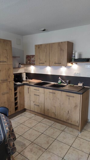 Een koelkast, een microgolfoven, een kookplaat, een vaatwasser