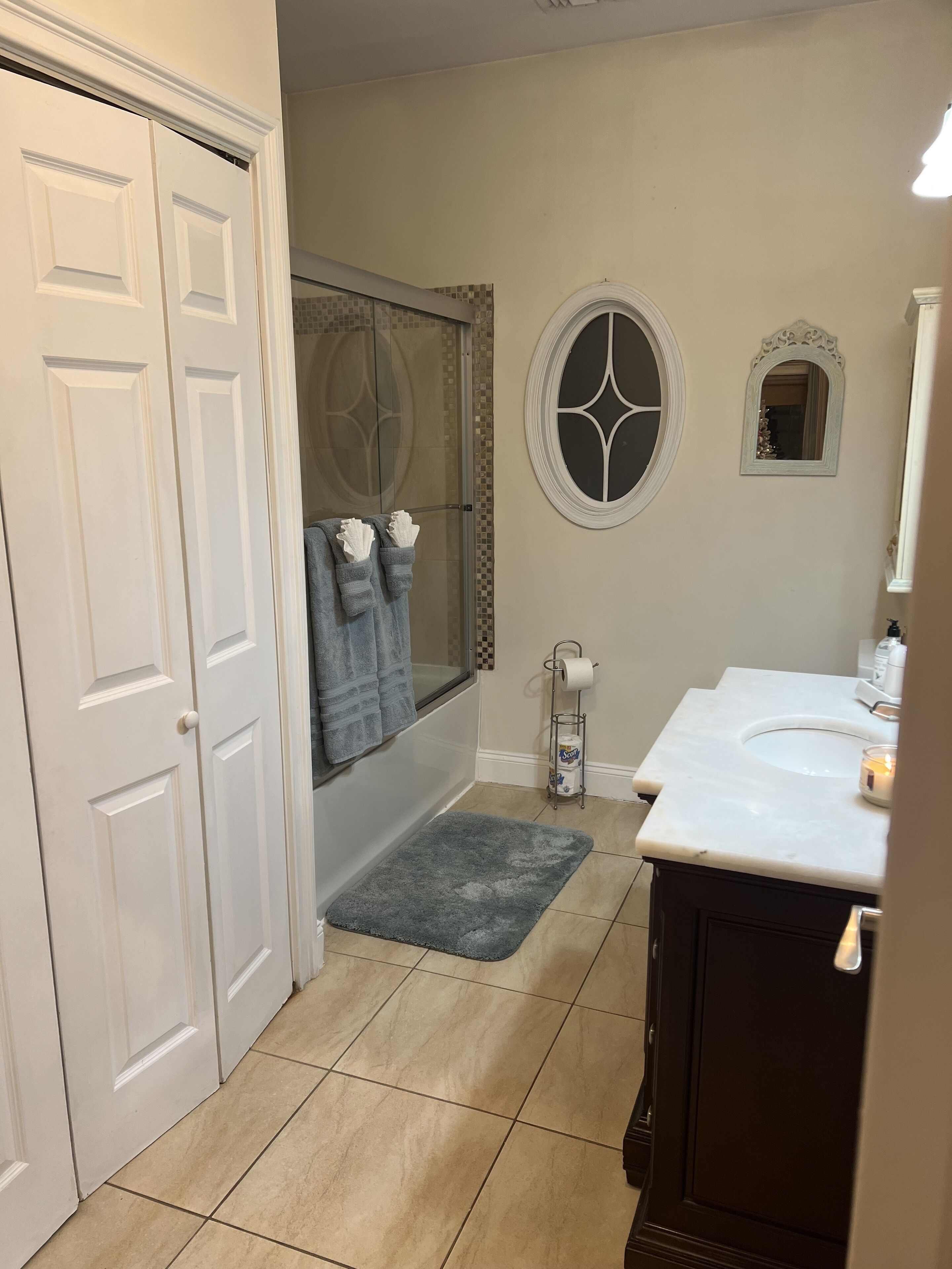 Une salle de bain avec une douche, un lavabo et des toilettes.