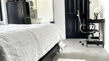 1 habitación, caja de seguridad en la habitación y escritorio