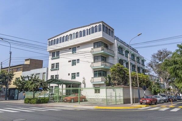 المنشأة من الخارج