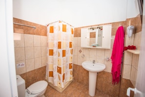 Douche, séchoir à cheveux, serviettes fournies, papier de toilette