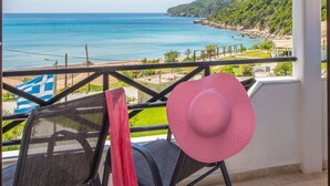 Ein Balkon mit Blick auf Strand und Meer.
