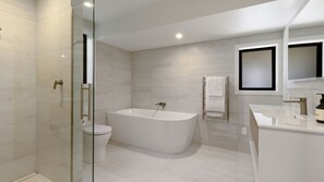 Shower, hair dryer, towels - A Surprise on Sunrise - luxury with sauna and spa (Queenstown)