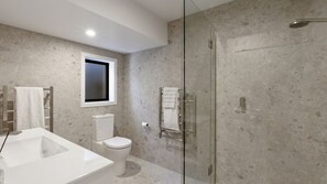 Shower, hair dryer, towels - A Surprise on Sunrise - luxury with sauna and spa (Queenstown)