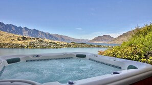 Outdoor spa tub - A Surprise on Sunrise - luxury with sauna and spa (Queenstown)
