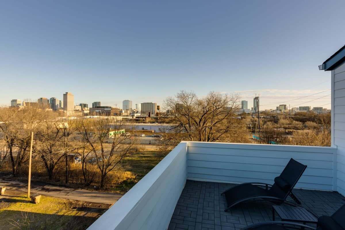 Music City Modern -5 Beds, Designer Home & Balcony