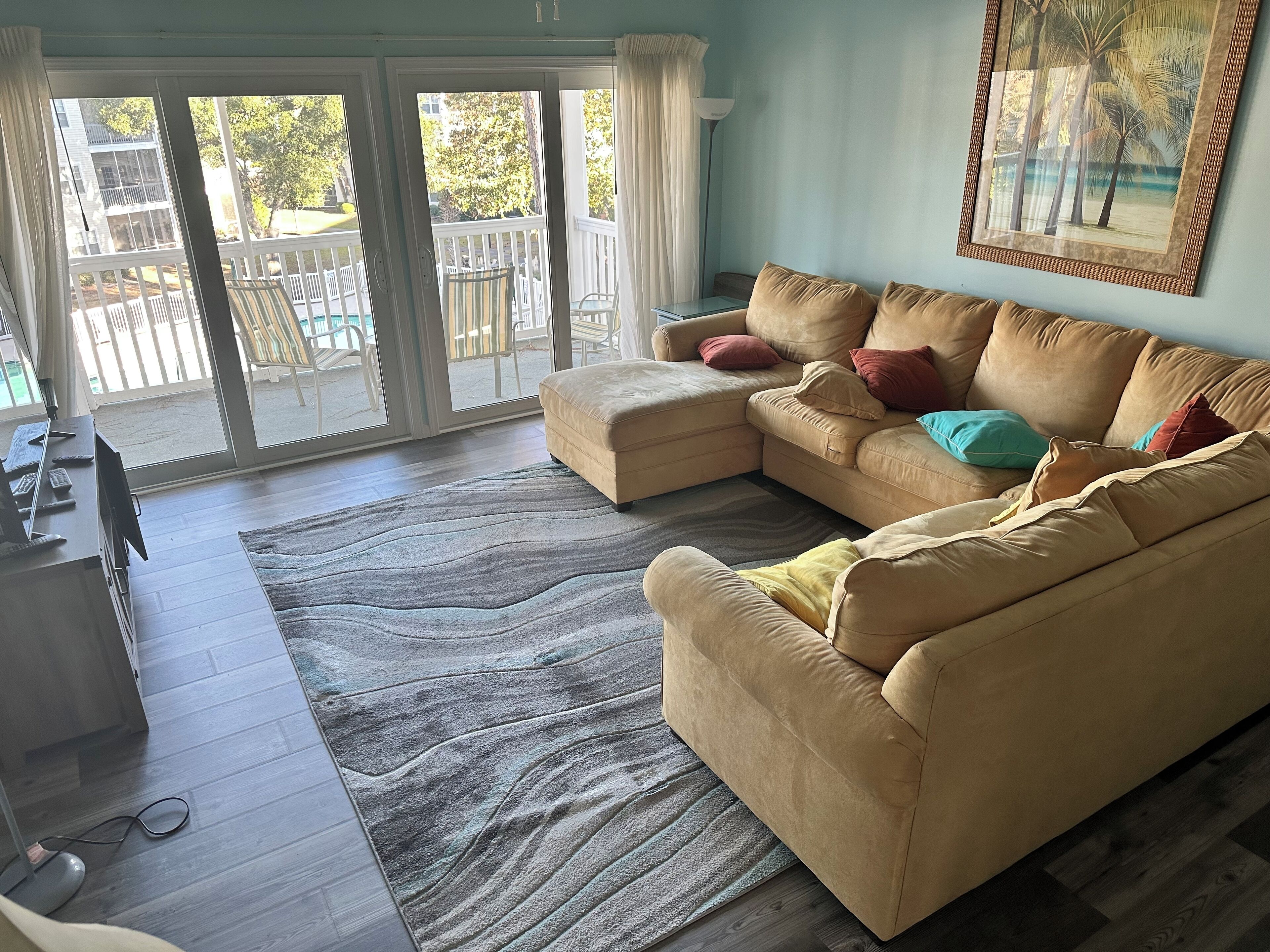 Smart-TV, Tischtennisplatte, Bücher