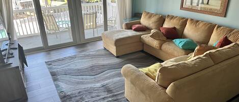 Smart-TV, Tischtennisplatte, Bücher