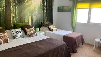 4 slaapkamers, een strijkplank/strijkijzer, reisbedje, gratis wifi