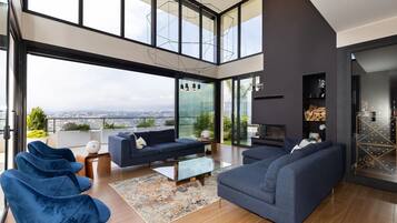 Televisie, een tafeltennistafel, boeken en een kantoor