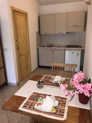 Frigorifero, bollitore elettrico, pentole/stoviglie/utensili