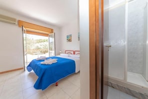 Superior Quadruple Room, Balcony | Bathroom