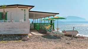 Privat strand, hvit sand og strandbar