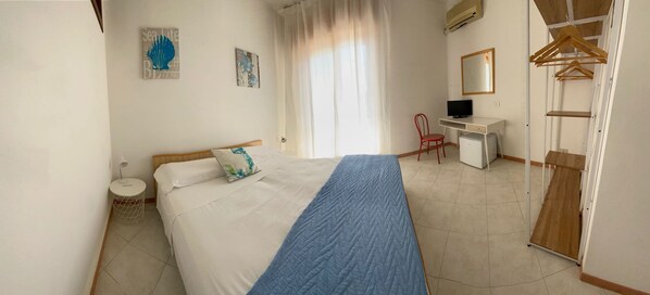 Egyptian cotton sheets, premium bedding, desk, laptop workspace - Il Villaggio Cylentos (Santa Marina)