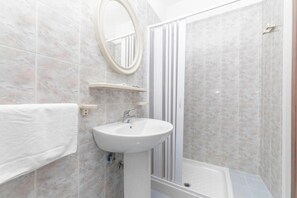 Dutxa, capçal de dutxa tipus cascada, assecador de cabells i bidet 