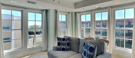 Smart-tv, een dvd-speler en tafelvoetbal