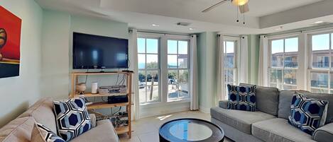 Een smart-tv, een dvd-speler en tafelvoetbal