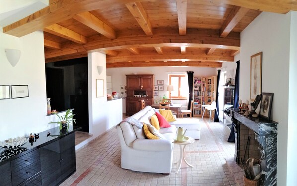 Apartment, 2 Bedrooms, Smoking, Terrace | Living room | Fireplace