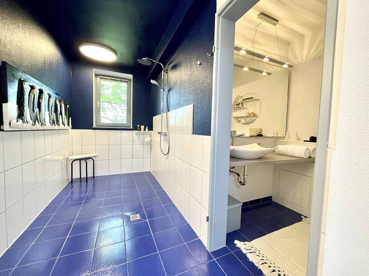 Douche, sèche-cheveux, serviettes fournies, savon