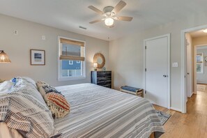 2 bedrooms, desk, travel cot, free WiFi