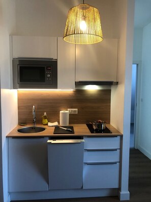 Kjøleskap, mikrobølgeovn, kokeplater og oppvaskmaskin