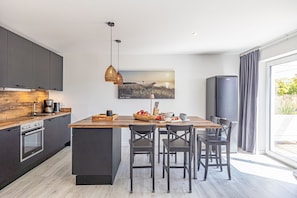 Fridge, oven, stovetop, dishwasher - BADEBUDE 2 - Hampton-style vacation home near Weißenhäuser Strand, Baltic Sea (Oldenburg in Holstein)