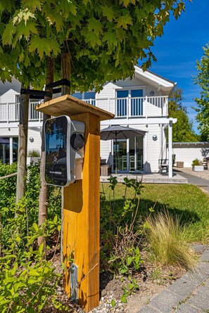 Un poteau en bois muni d’une caméra de surveillance et d’une boîte aux lettres.