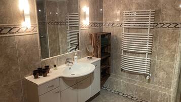 Dusche, Haartrockner, Handtücher, Seife