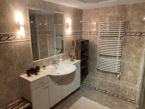 Dusche, Haartrockner, Handtücher, Seife