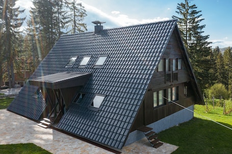 Exterior. Cheerful and cosy 5 bedroom cottage with a fireplace