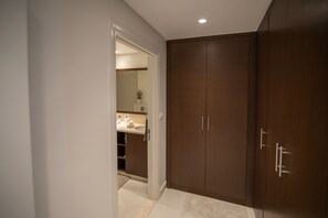 Une salle de bain avec un grand meuble en bois, un lavabo et un miroir.