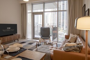 디럭스 아파트 | 거실 공간 | 위성 채널 시청이 가능한 55인치 LCD TV, TV