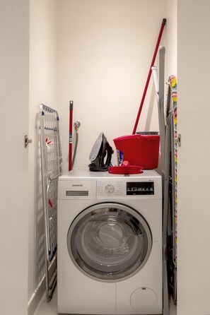 Deluxe Apartment | Bathroom amenities