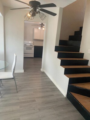 Fridge, microwave, oven, stovetop - This house is a 3 bedroom(s), 2 bathrooms, located in Pottsboro, TX. (Pottsboro)