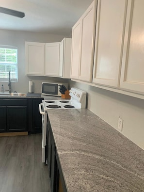Fridge, microwave, oven, stovetop - 3BR-5 Min walk to Sandy Beach/Boat ramp Lake Texoma Boats Welcome (Pottsboro)