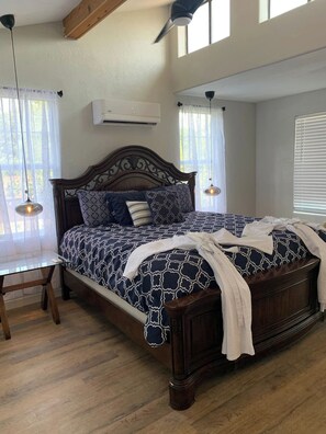 4 habitaciones, tabla de planchar con plancha y cuna de viaje 