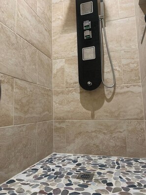 Tina con regadera, secadora de cabello, toallas 