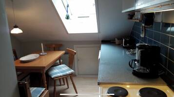 Fridge, oven, stovetop, coffee/tea maker