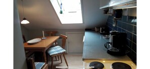 Kühlschrank, Ofen, Herdplatte, Wasserkocher mit Kaffee-/Teezubehör