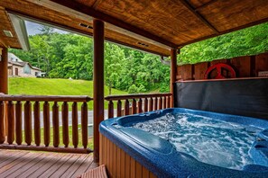 Outdoor spa tub - Prime Location/Pool/HotTub/Pool Table/Fast WiFi
Dollywood 2 minutes away! (Sevierville)